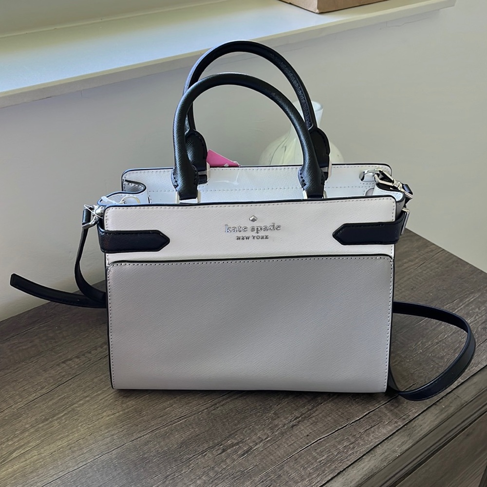 I’m selling this kate spade purse. Never been used and has good storage space!